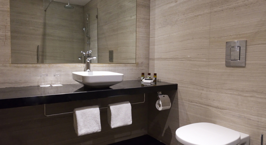 860x470_royal suite bathroom_beach