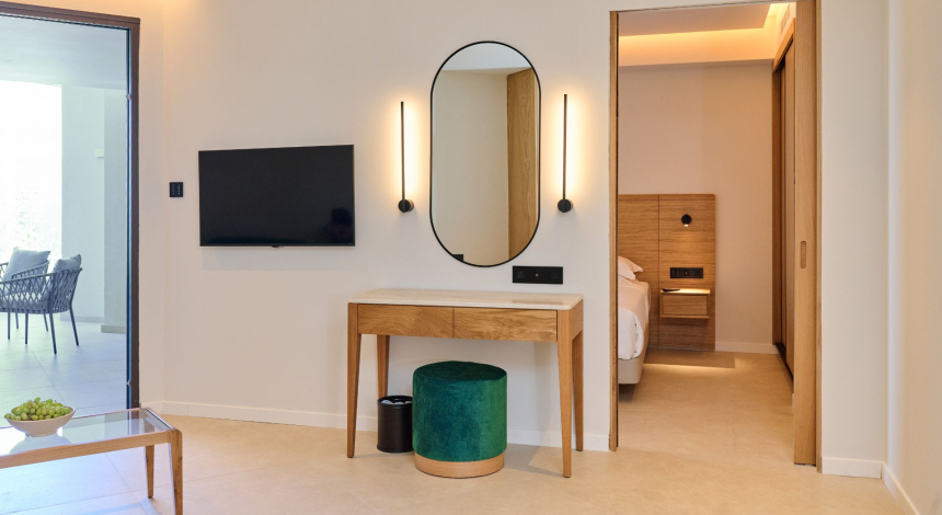 One Bedroom Suite Sea View 03