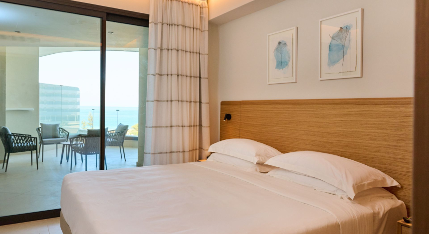 One Bedroom Suite Sea View 02